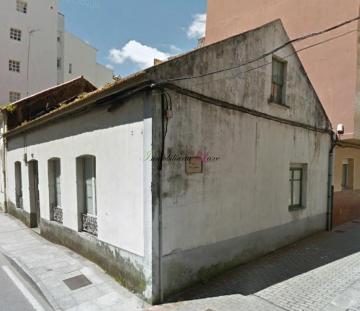 CASA EN EL CENTRO DE RIBEIRA