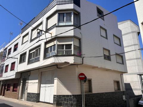 EDIFICIO DE TRES VIVIENDAS EN EL CENTRO DE RIBEIRA